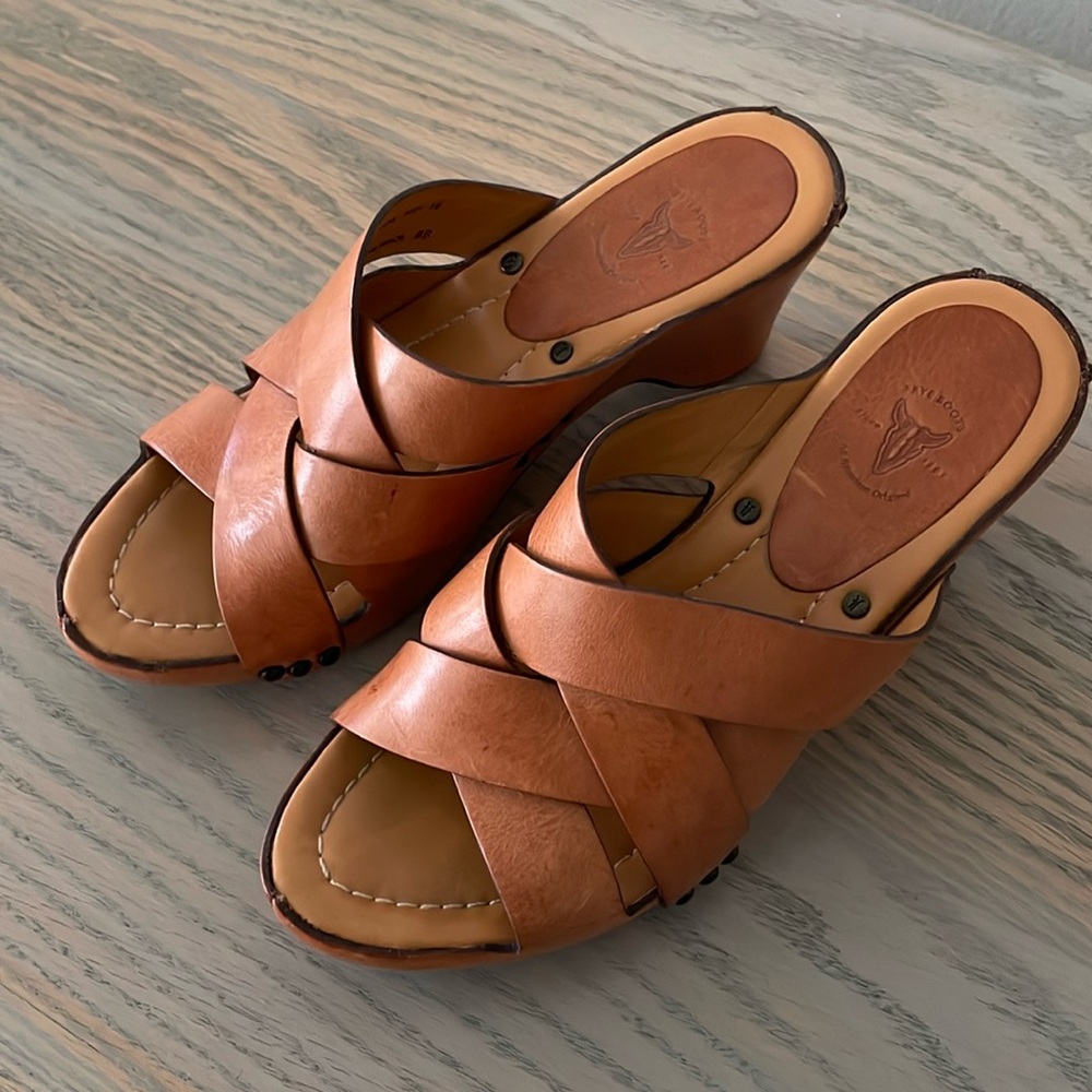 FRYE THOMASVILLE Sandals 6B
Leather Crisscross Mules
Wedge Slip On 73715
